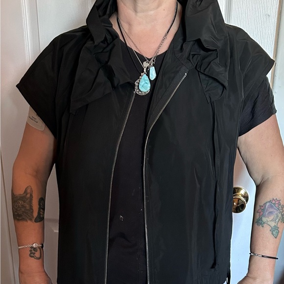 Stylish Black Vest with Zip Closure - Picture 9 of 9